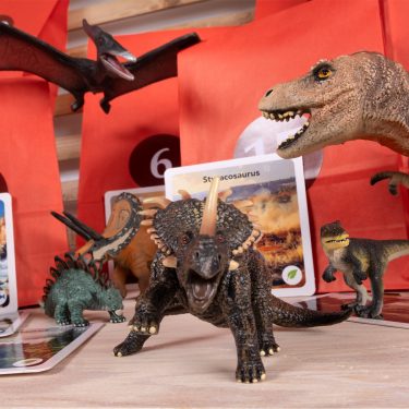 Julkalender för barn - Dinosaurier - 24 dinosauriefigurer och faktakort